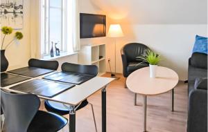 Μια τηλεόραση ή/και κέντρο ψυχαγωγίας στο Lovely Apartment In Gudhjem With Wifi