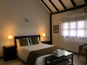 1 dormitorio con 1 cama, 2 lámparas y ventana en Casa Ines, en Santa Marta