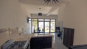 una cucina con piano cottura e piano di lavoro di Villa Don Pedro - Casa de descanso a San Pedro La Laguna