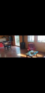 梅洛的住宿－Cabaña Thaqu，客厅配有桌子、沙发、桌子和椅子