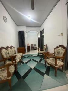 En sittgrupp på Lorent Hostel Near Padang Beach