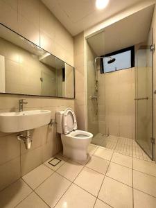 y baño con aseo, lavabo y ducha. en The Apple Premier Condo in melaka en Melaka