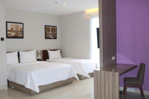 Katil atau katil-katil dalam bilik di Surabaya River View Hotel