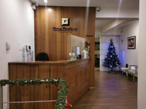 un vestíbulo con un árbol de Navidad en una habitación en Atrium Miraflores Hotel en Lima
