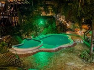 una imagen de una piscina por la noche en Lodge Cacao en El Zaino