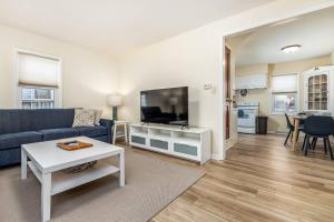 Nhà bếp/bếp nhỏ tại Oaklie's Bungalow - Charming Home in Dubuque +13 ảnh