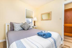 ダビュークにあるOaklie's Bungalow - Charming Home in Dubuqueのベッドルーム1室(青いタオル付きのベッド1台付)