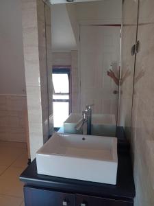 Et badeværelse på Cómoda casa familiar en Barrio el Bosque, Valdivia