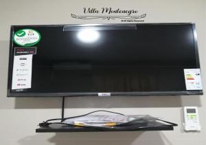 un monitor de ordenador sentado en un estante con un controlador en Habitación privada en Salinas, en Salinas