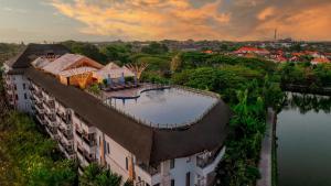 uma vista panorâmica de um edifício com piscina em The Nest Hotel Nusa Dua em Nusa Dua