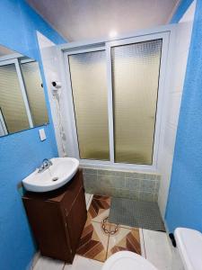 uma casa de banho com um lavatório e um WC em Coco Bahia Apartment em Six Huts