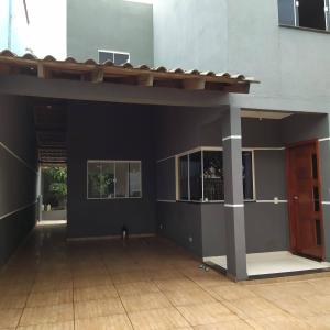 伊瓜蘇的住宿－Casa para aluguel de diárias，建筑顶部有屋顶的空房间