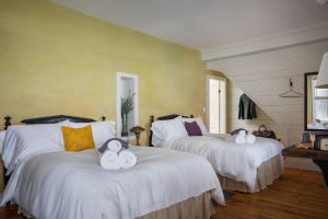 een slaapkamer met twee bedden met knuffels erop bij Howland House in Mount Tremper