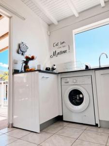 eine Küche mit einer Waschmaschine in einem Zimmer in der Unterkunft Villa MauCa in Pointe-Noire