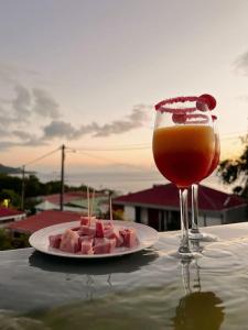 talerz jedzenia i drinka na stole w obiekcie Villa MauCa w mieście Pointe-Noire