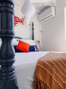 Schlafzimmer mit einem Bett in Rot und Blau in der Unterkunft Villa MauCa in Pointe-Noire
