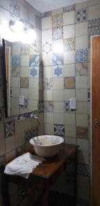 y baño con lavabo y espejo. en Cabaña Thaqu en Merlo