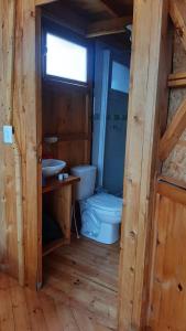 een badkamer met een toilet en een wastafel bij Lago de Tota Playa Blanca-Glamping Kairos in Tota