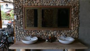 een badkamer met twee wastafels op een houten tafel bij Nha Tan - Mai Chau Homestay and Tours in Mai Chau