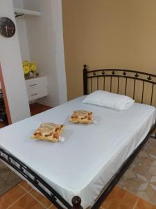 Una cama con dos ositos de peluche encima. en G's Nest Bed and Breakfast en Vieux Fort