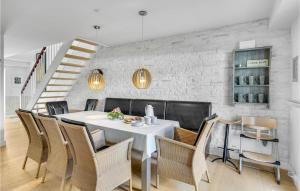 een eetkamer met een witte tafel en stoelen bij 3 Bedroom Amazing Apartment In Nykbing Sj in Rørvig