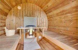 ein Holzraum mit einem Tisch in einer Sauna in der Unterkunft Amazing Home In Sjællands Odde in Yderby + 22 Fotos
