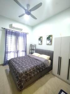 1 dormitorio con 1 cama y ventilador de techo en D'Indah59 KLIA Homestay en Sepang