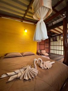 เตียงในห้องที่ Bankruchaem Homestay Kohpu