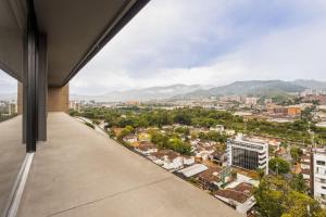 - Balcón en el edificio con vistas a la ciudad en Suite - Go living & Suites, en Medellín
