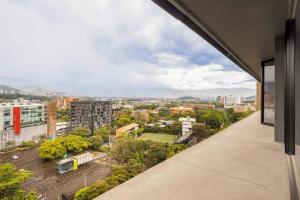 Blick auf die Stadt vom Balkon eines Gebäudes in der Unterkunft Suite - Go living & Suites in Medellín