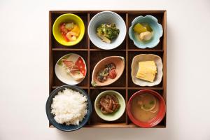 una bandeja de comida con arroz y diferentes tipos de comida en Centurion Hotel Grand Kobe Station, en Kobe