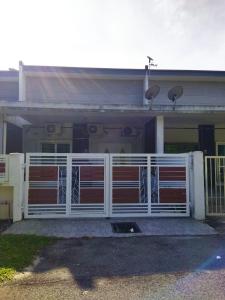uma cerca branca em frente a uma casa em D'Indah59 KLIA Homestay em Sepang