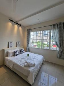 Un dormitorio con una cama grande y una ventana en 3Storey House 13Pax Family Suite, en Bayan Lepas