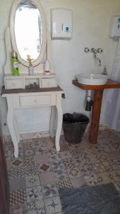 カルメン・デ・アレコにあるLa Casa del Árbolのバスルーム(洗面台、鏡付きの洗面化粧台付)