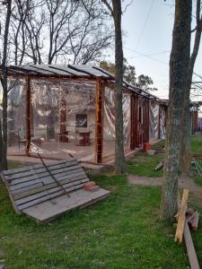 a house under construction with a roof at La Casa del Árbol in Carmen de Areco