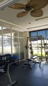 een fitnessruimte met diverse loopbanden en een plafondventilator bij HI RESIDENCES in Bacolod