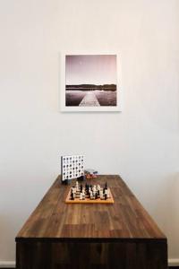 un juego de ajedrez en una mesa de madera en una habitación en Kepler House in City Centre, en Warrnambool