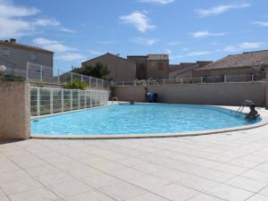 einen großen Pool mit blauem Wasser im Innenhof in der Unterkunft Maison Fleury-Saint-Pierre-la-Mer, 2 pièces, 6 personnes - FR-1-229D-352 in Saint Pierre La Mer