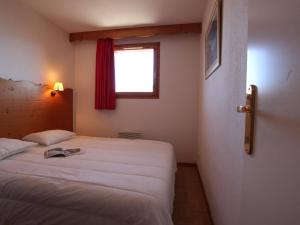 Appartement Puy-Saint-Vincent, 2 pièces, 6 personnes - FR-1-330G-96にあるベッド
