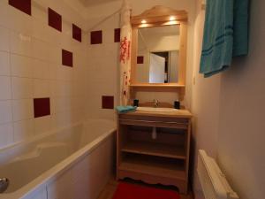 Salle de bains dans l'établissement Appartement Puy-Saint-Vincent, 2 pièces, 6 personnes - FR-1-330G-96