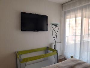 een slaapkamer met een tv aan de muur en een bed bij Appartement Arcachon, 3 pièces, 6 personnes - FR-1-319-449 in Arcachon