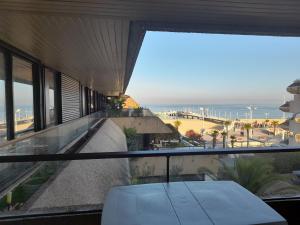een balkon met uitzicht op het strand en de oceaan bij Appartement Arcachon, 3 pièces, 6 personnes - FR-1-319-449 in Arcachon