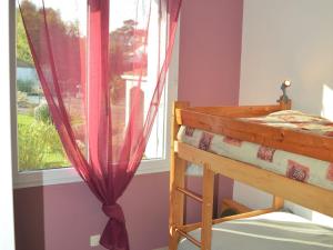 - une chambre avec un lit et une fenêtre avec des rideaux rouges dans l'établissement Maison La Tranche-sur-Mer, 3 pièces, 4 personnes - FR-1-22-231, à La Tranche-sur-Mer