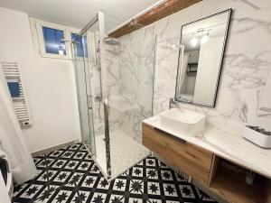 a bathroom with a sink and a shower at Appartement Climatisé de Standing F4 près du Port, 6 Pers., Lumineux et Calme - FR-1-309-297 in Port-Vendres