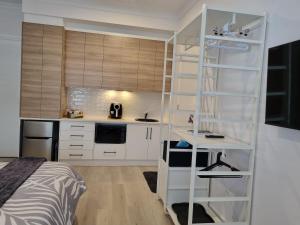 un dormitorio con una escalera blanca en una habitación en Hampton on Washington - FREE Wifi and Netflix en Goolwa
