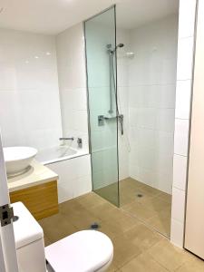 W łazience znajduje się prysznic, toaleta i umywalka. w obiekcie Serenity Splendour at Darwin Waterfront w mieście Darwin