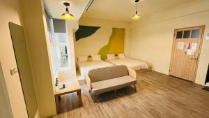 台東市的住宿－古栗Chestnut Guest House-可包棟民宿，小房间设有一张床和一把椅子