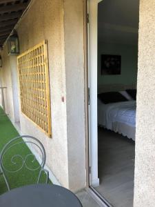 Säng eller sängar i ett rum på Cottage Jardin Duplex of 70 m² for 2 people – 1 bedroom – 2 bathrooms –