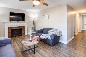 sala de estar con sofá azul y chimenea en Modern & Quiet Suburban Ranch Mins to Dtwn/Stores, 
