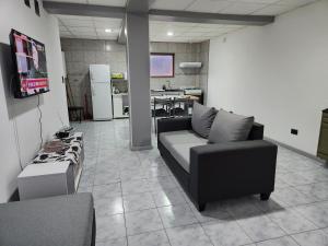 里奧格蘭德的住宿－Tu Espacio，客厅配有沙发和电视。